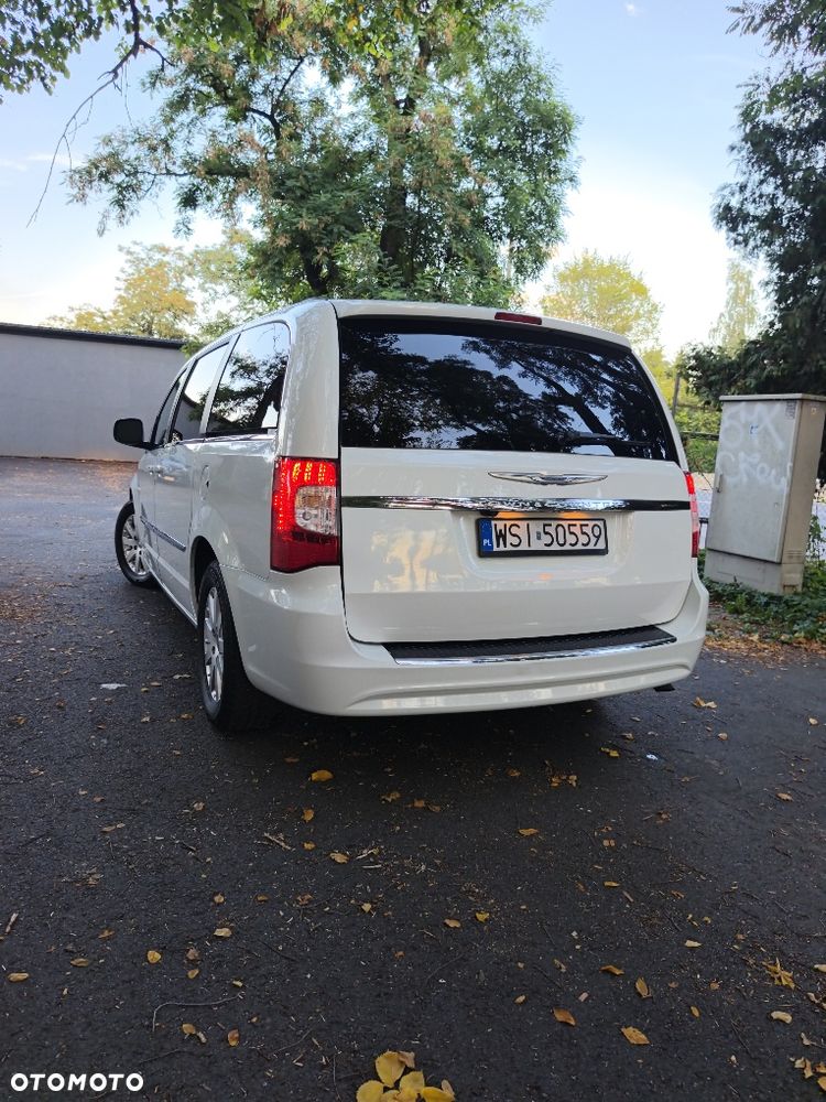 Chrysler Town & Country - 5