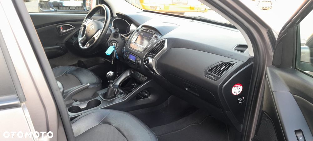 Hyundai ix35 1.7 CRDi 2WD blue Finale Gold - 36