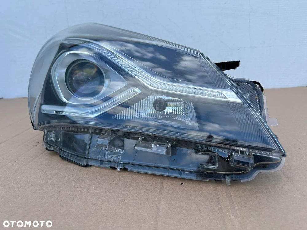 LAMPA PRAWA REFLEKTOR TOYOTA YARIS III 17- LIFT ORYGINAŁ - 1