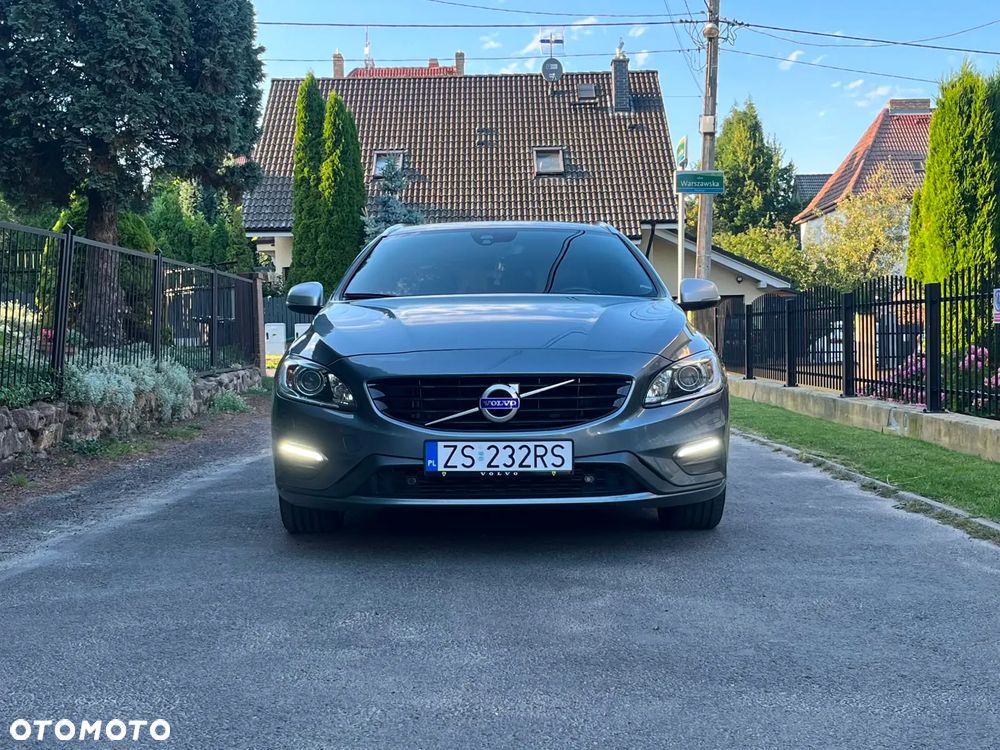 Volvo V60 D4 R-Design - 3