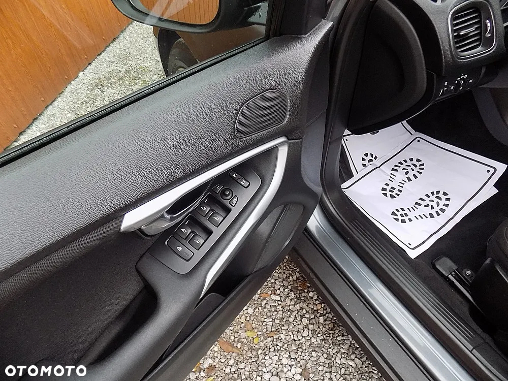 Volvo V40 Cross Country D2 Momentum - 9