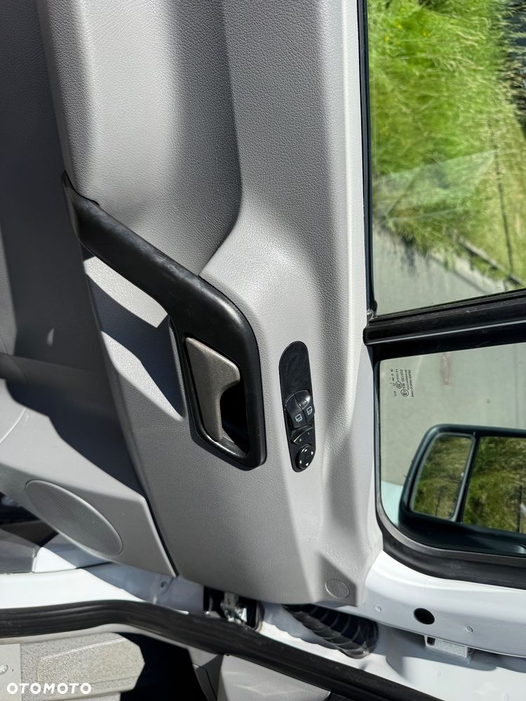 Mercedes-Benz Sprinter - 13