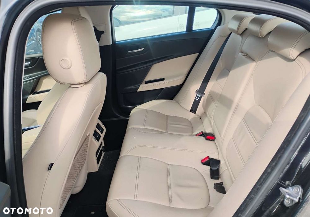 Jaguar XE - 10