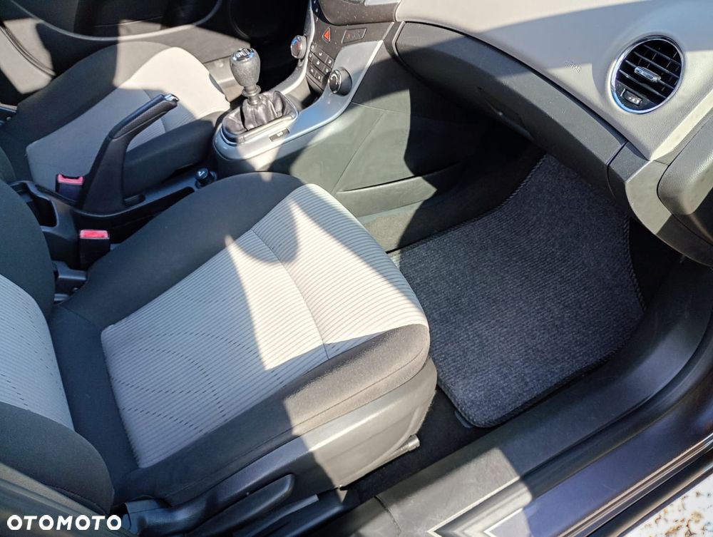 Chevrolet Cruze 1.6 LS - 34