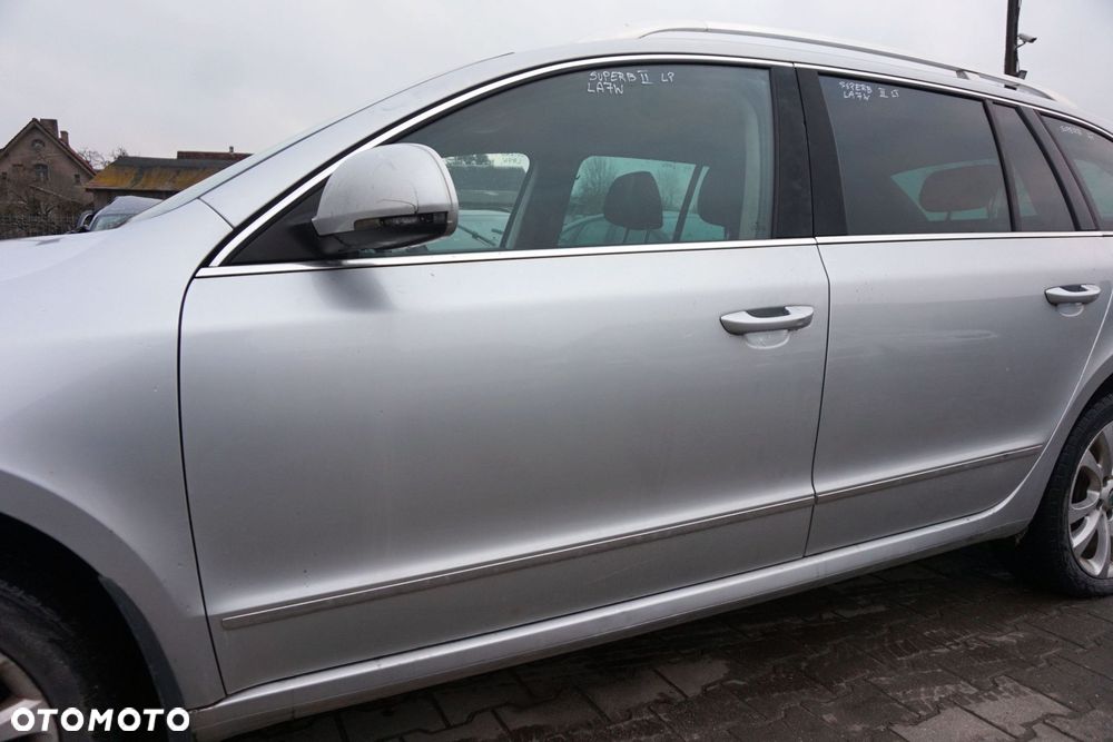 DRZWI PRZEDNIE LEWE SUPERB II 3T KOMBI LA7W  SREBRNY SKODA 2008-2013 - 2