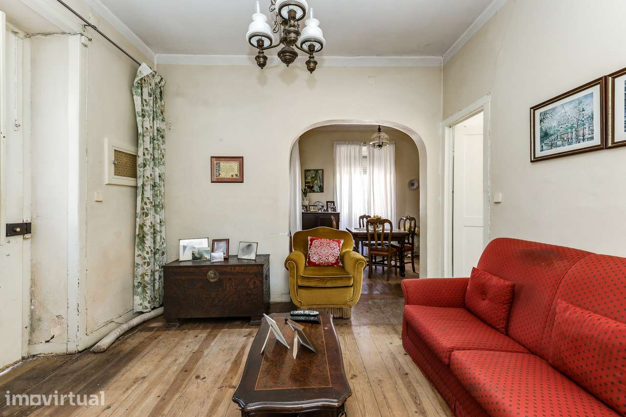 T3 em um andar de Moradia Para Renovar com Jardim e Localização Privi - Grande imagem: 4/28