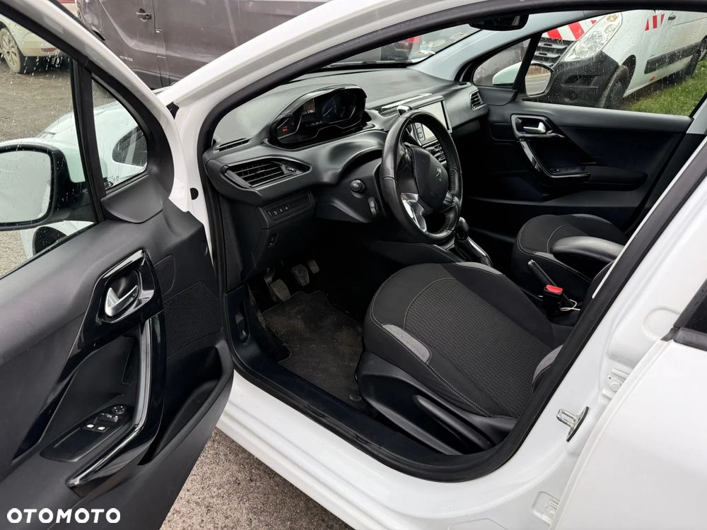 Peugeot 208 - 15