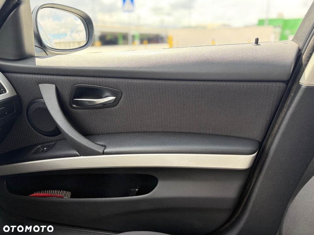 BMW Seria 3 318i - 25