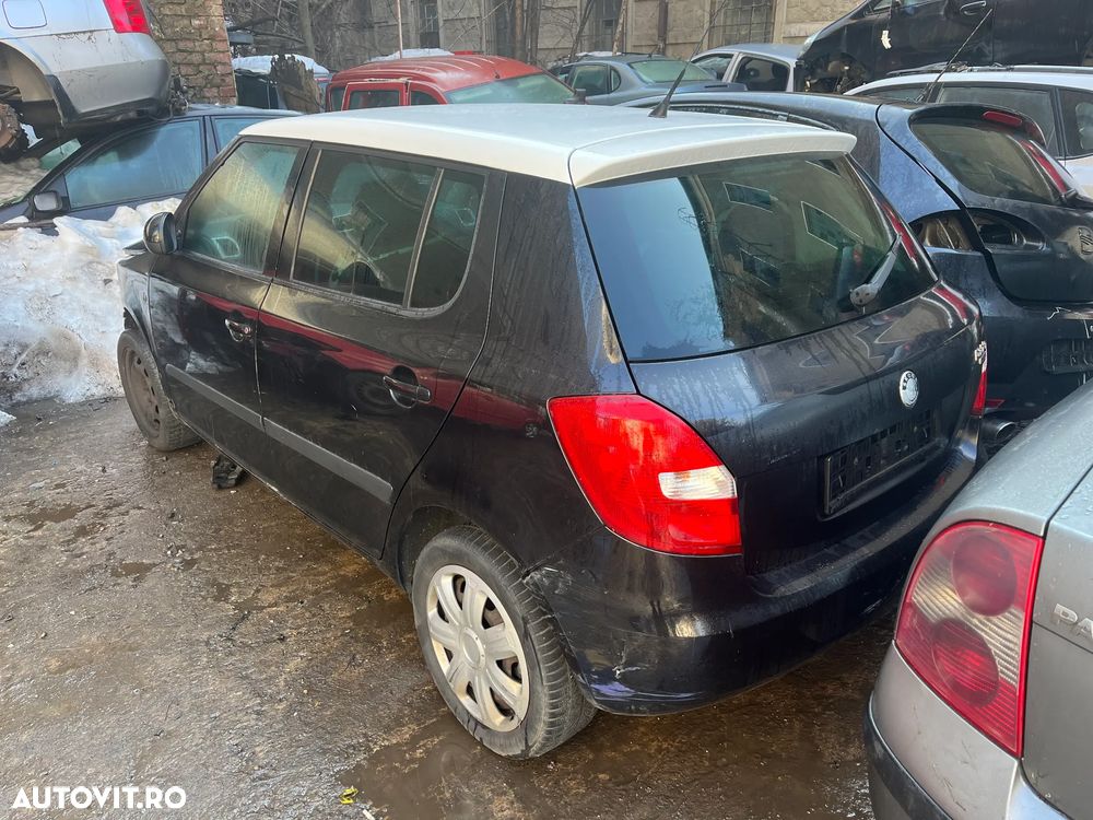 Dezmembrez Skoda Fabia 2 negru 2007 benzina - 5