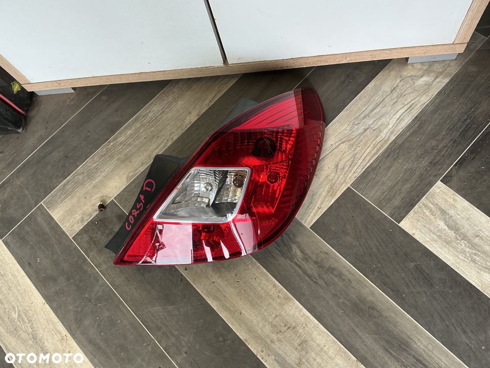 OPEL CORSA D LAMPA PRAWA TYŁ - 1