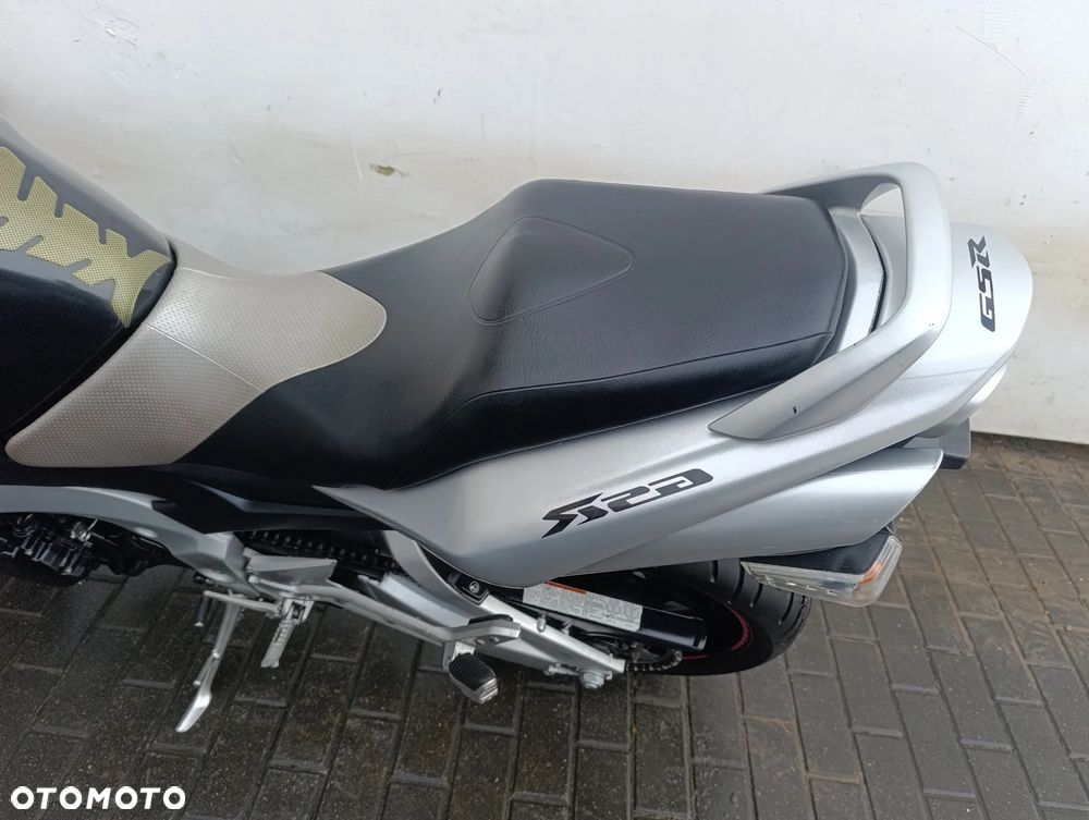 Suzuki GSR - 15