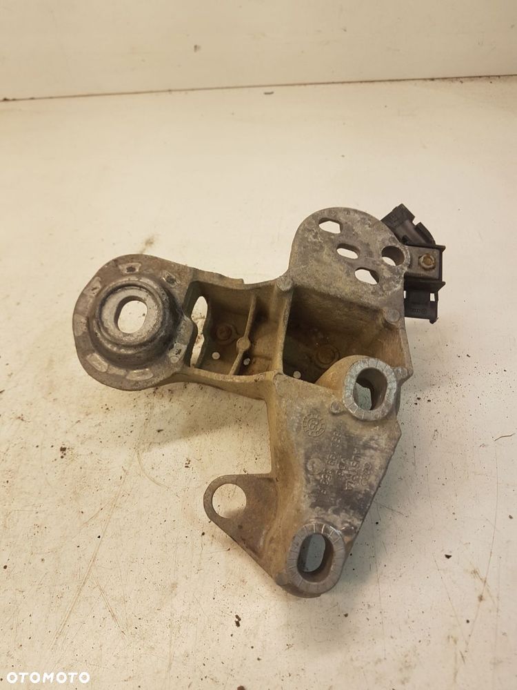 ŁAPA PODUSZKI SILNIKA PRAWA AUDI A4 B7 8E0199352F - 2