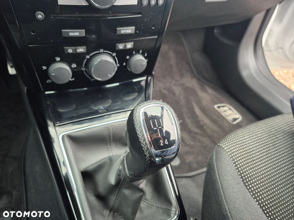 Opel Astra 1.6 Black&White - 27