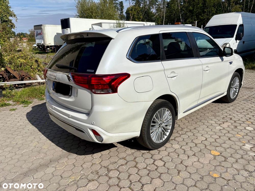 Mitsubishi Outlander 2.4 4WD Plus - 17