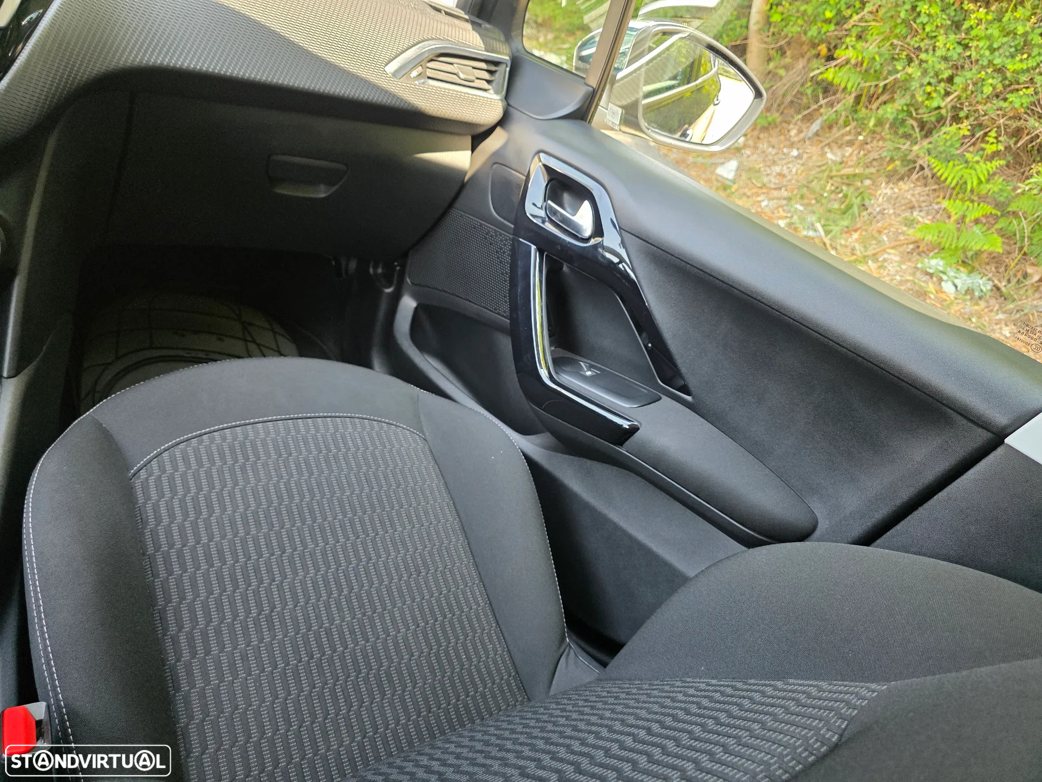 Peugeot 208 - 12