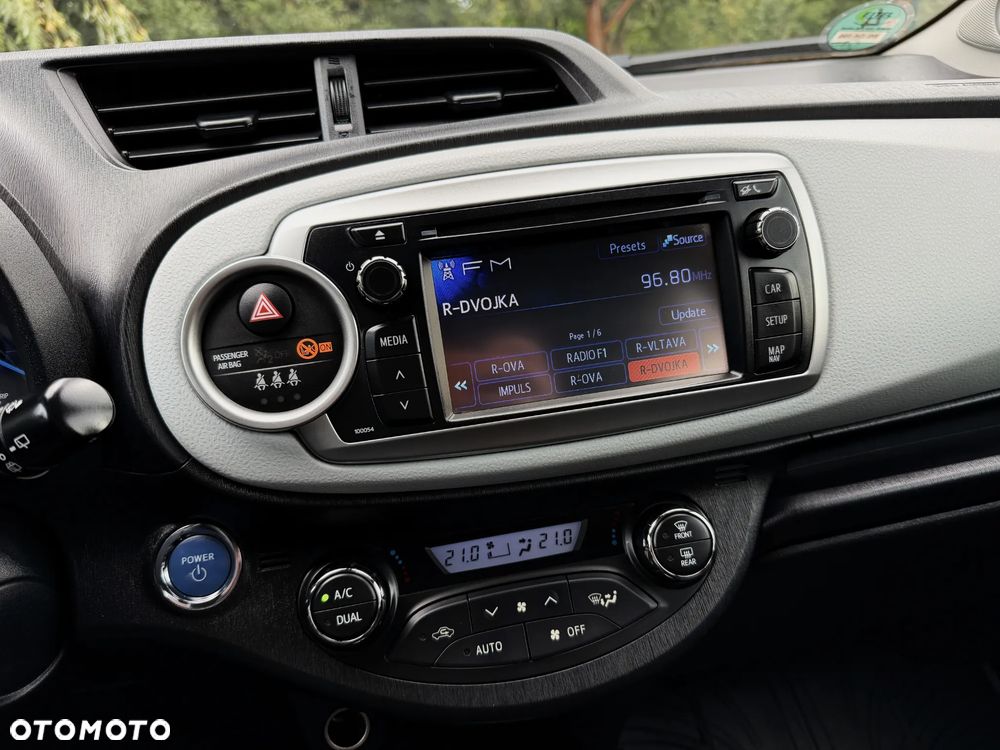 Toyota Yaris Hybrid 100 Premium - 22