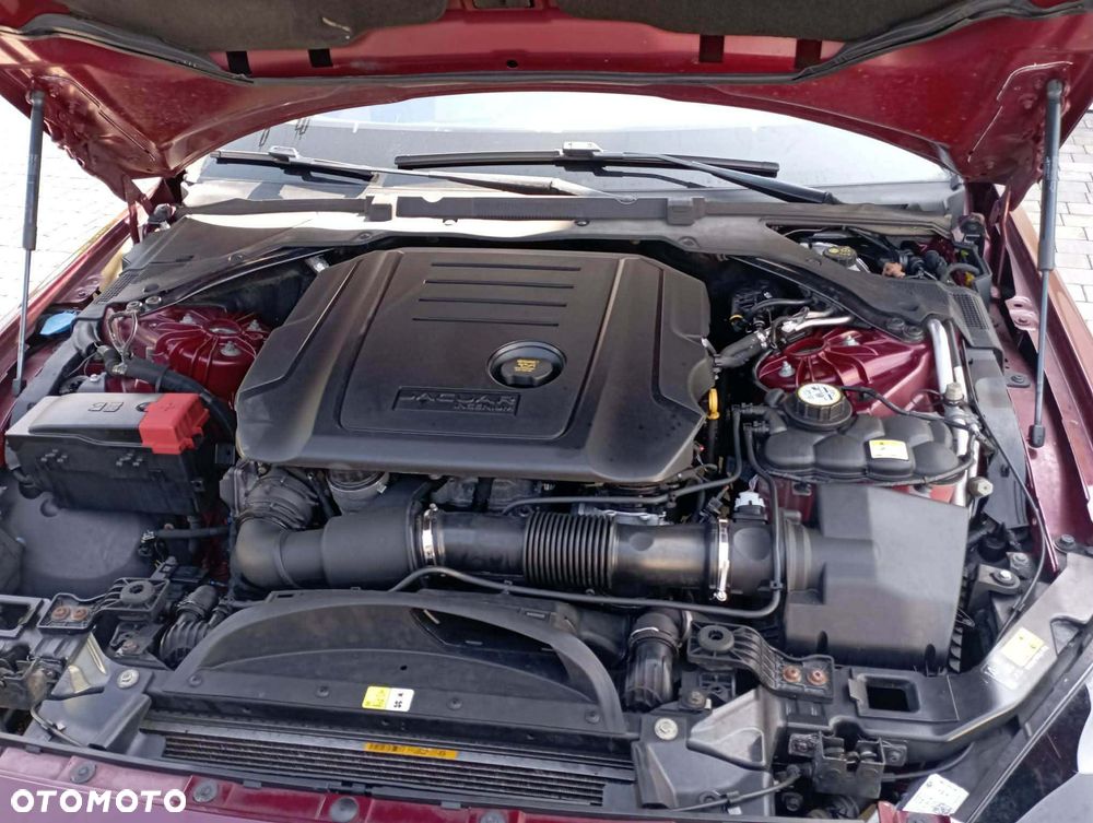 Jaguar XE 20d AWD R-Sport - 4