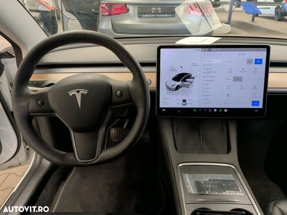 Tesla Model 3 - 3