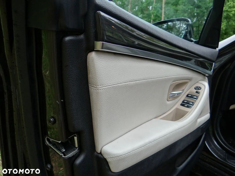 BMW Seria 5 525d - 27