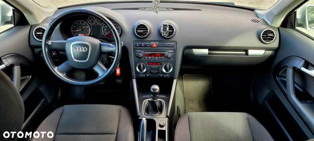Audi A3 3-drzwiowe 1.6 FSI Attraction - 15