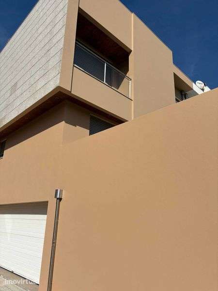 Moradia na Maia, com amplos espaços e em excelentes condições - Grande imagem: 2/11