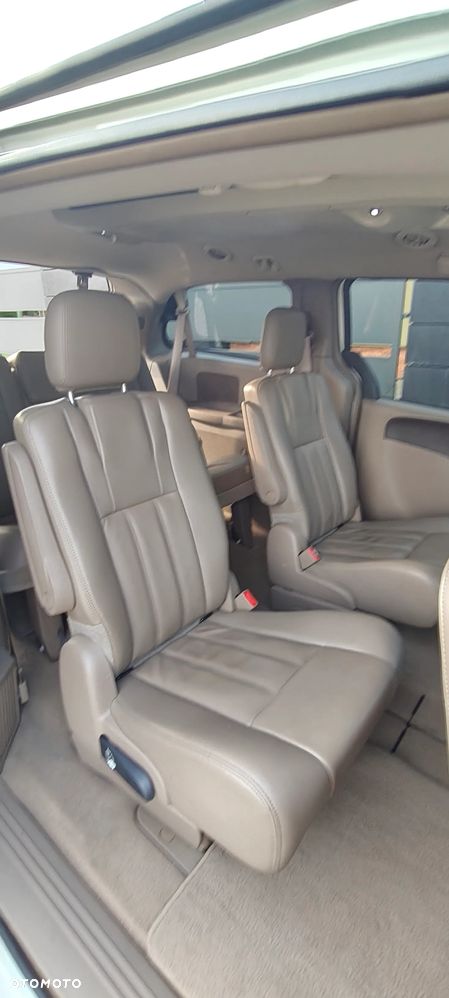 Chrysler Town & Country - 25