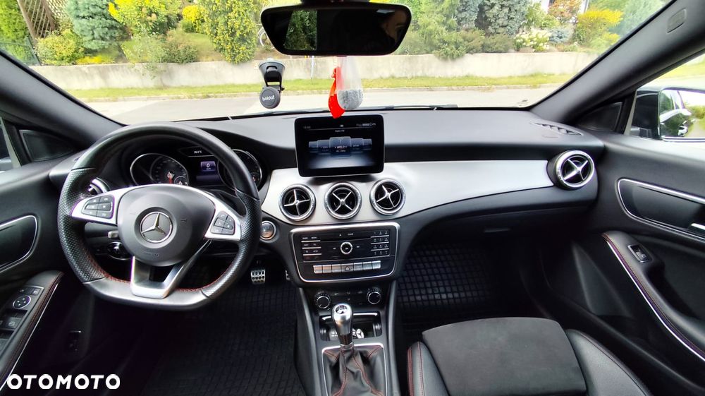 Mercedes-Benz CLA 180 AMG Line - 9