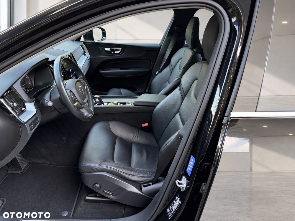 Volvo XC 60 B5 D AWD Plus Dark - 6