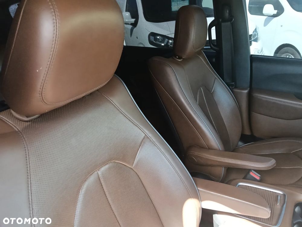 Chrysler Pacifica - 8