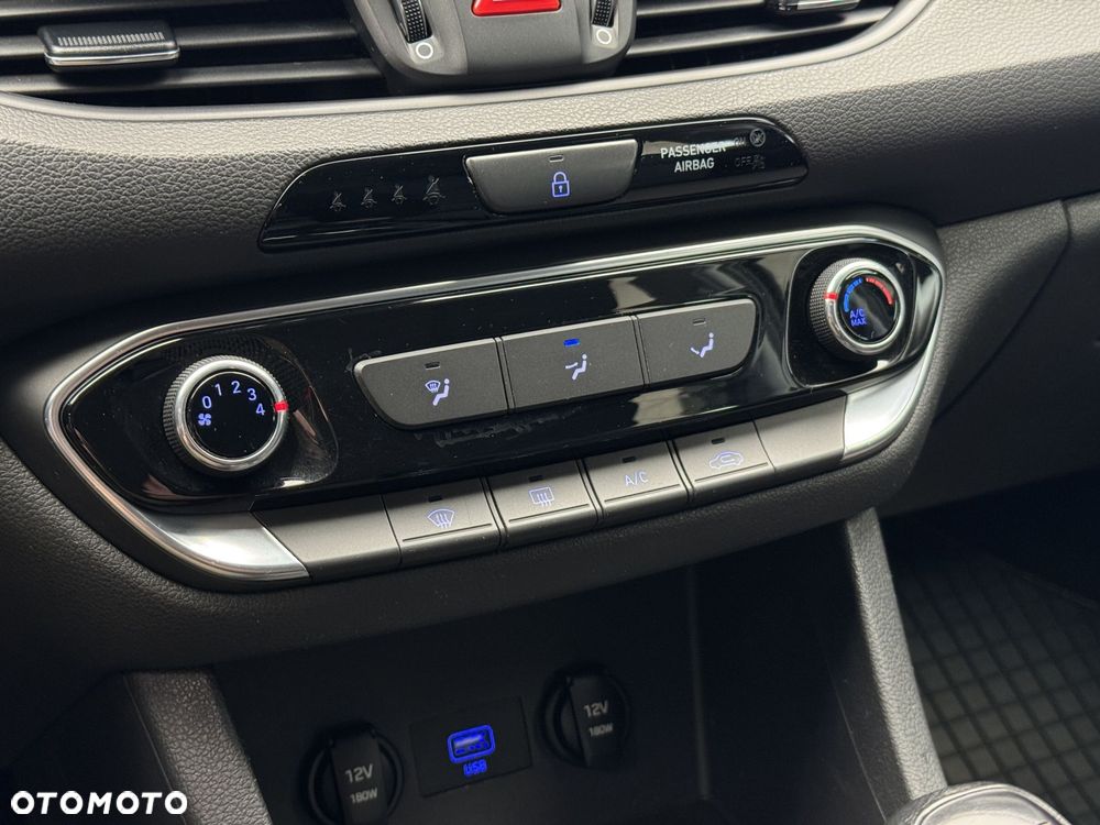Hyundai i30 1.5 DPI Classic + - 31