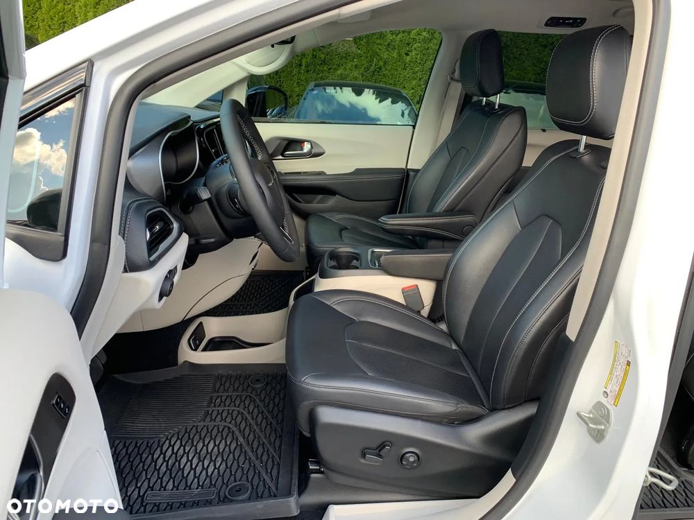 Chrysler Pacifica - 12