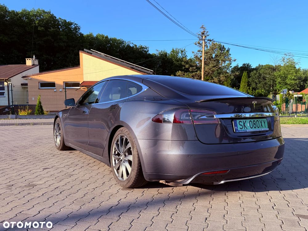 Tesla Model S 85 D - 2