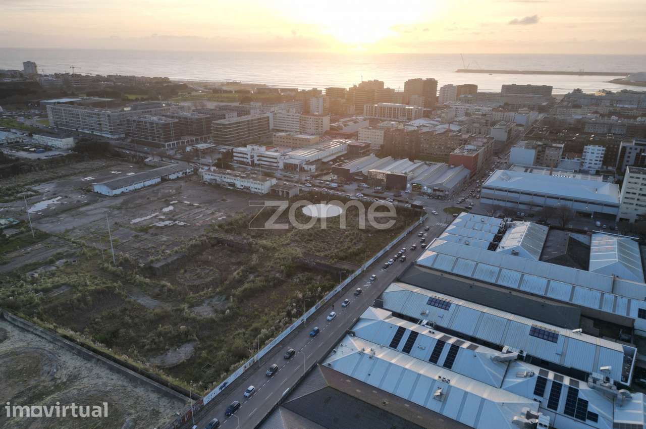 Armazém industrial, localizado em Matosinhos. - Grande imagem: 3/40