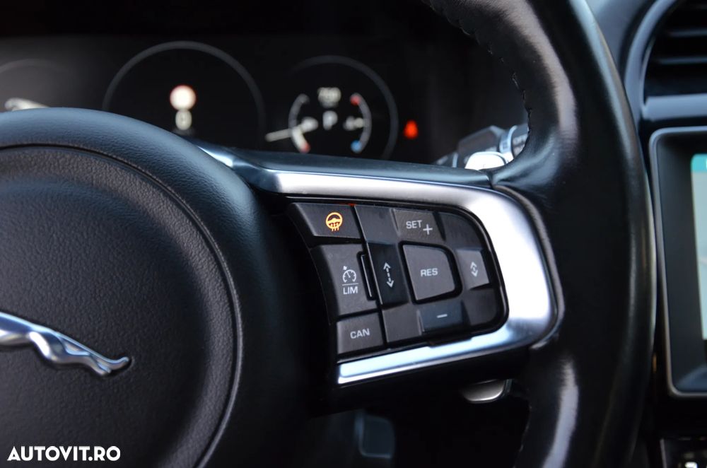 Jaguar F-Pace 25d AWD Aut. R-Sport - 26