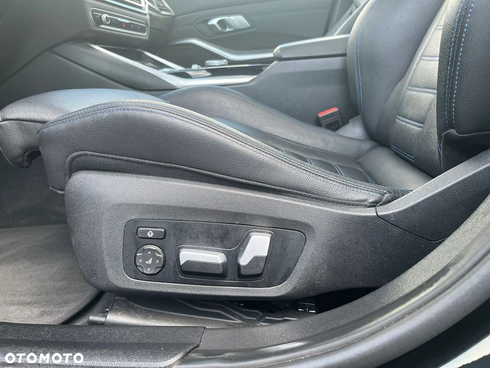 BMW Seria 3 330i xDrive M Sport - 38