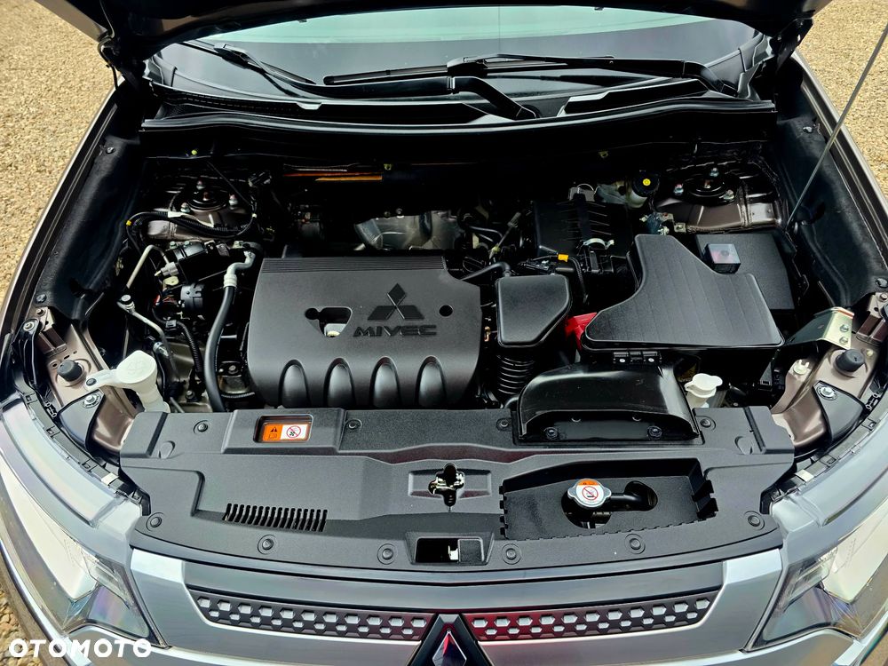 Mitsubishi Outlander 2.0 Instyle + 4WD CVT - 23