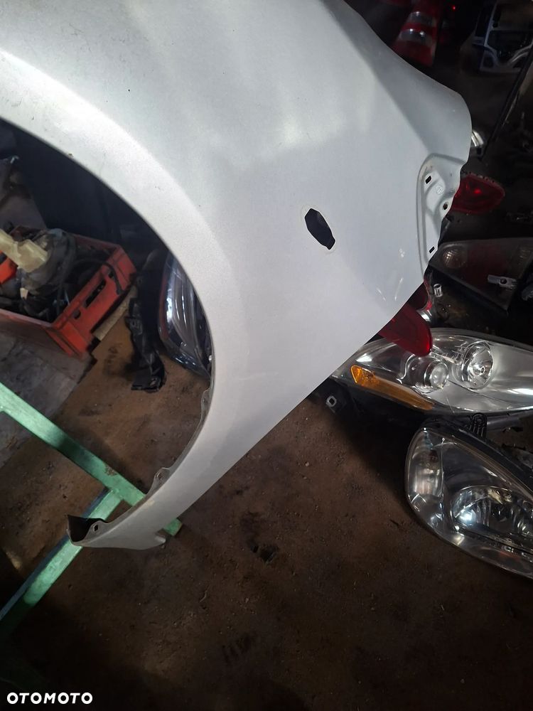 lewy błotnik yaris II 1E7 srebrny poznan - 2