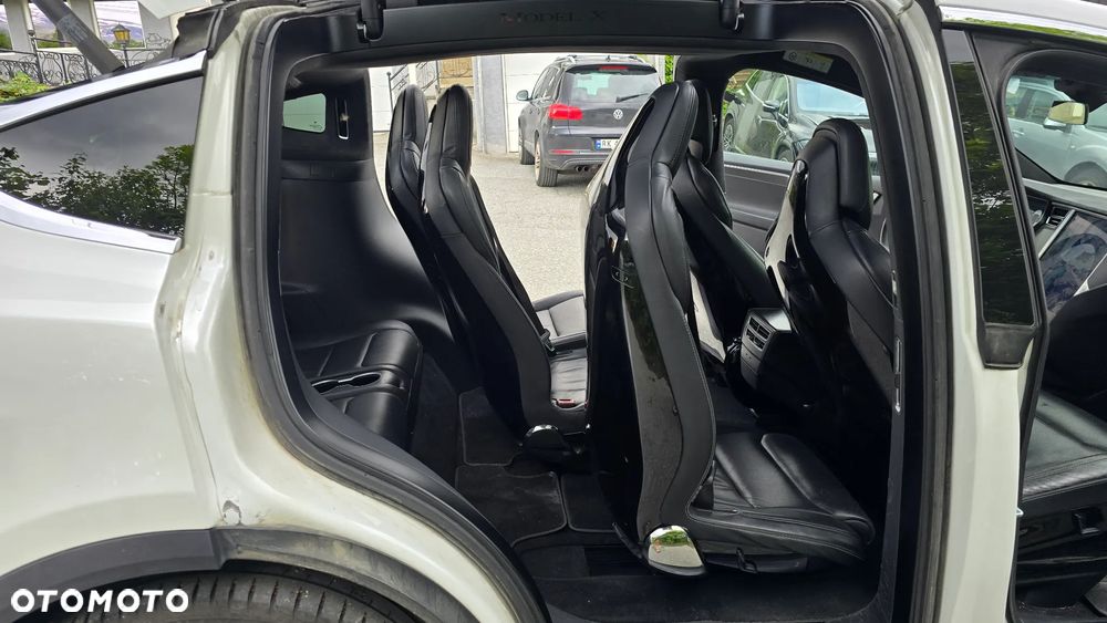 Tesla Model X - 21