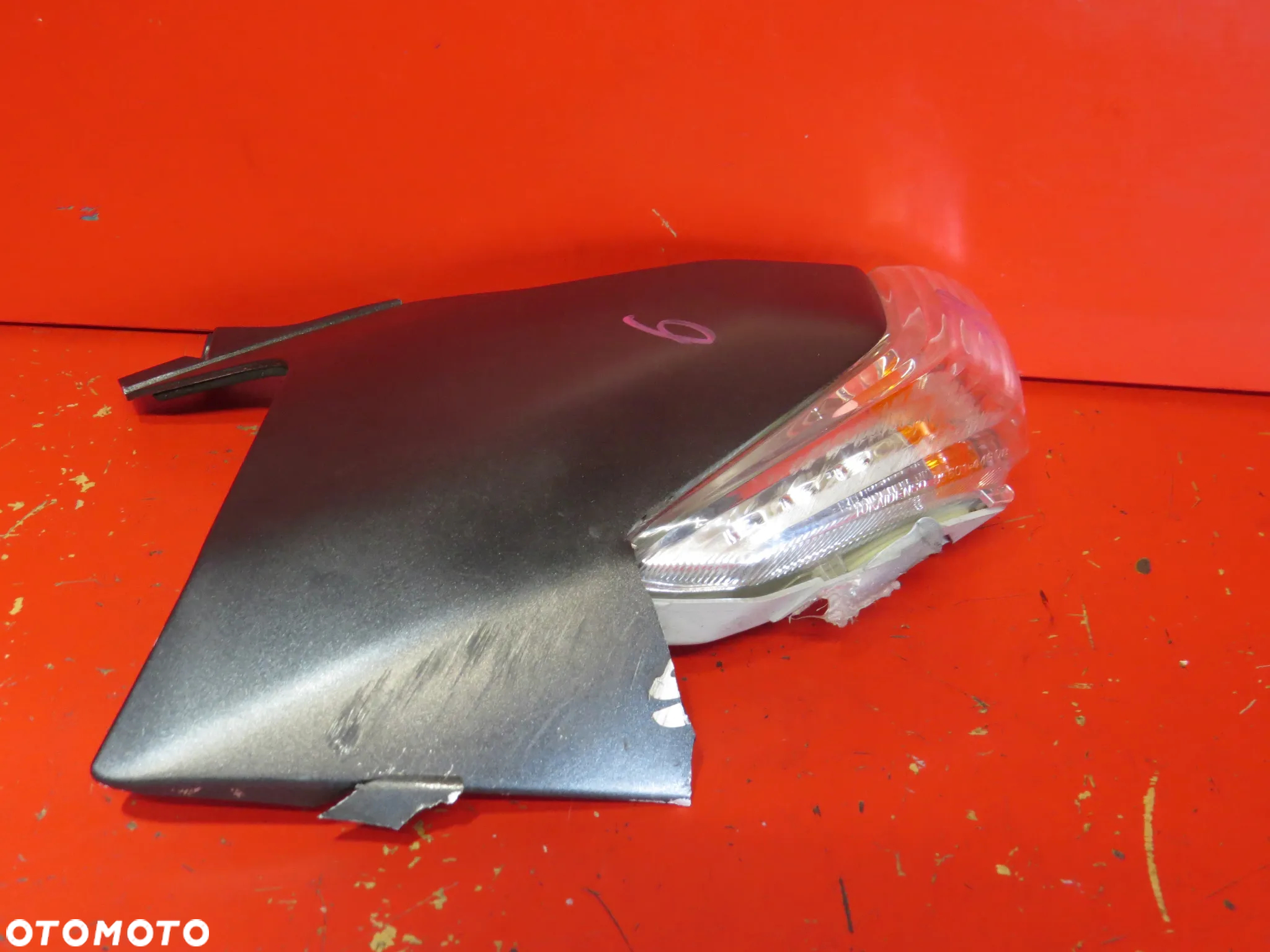 SUZUKI GSR 600 GSR600 K10 09 kierunkowskaz kierunek prawy owiewka bok osłona - 2