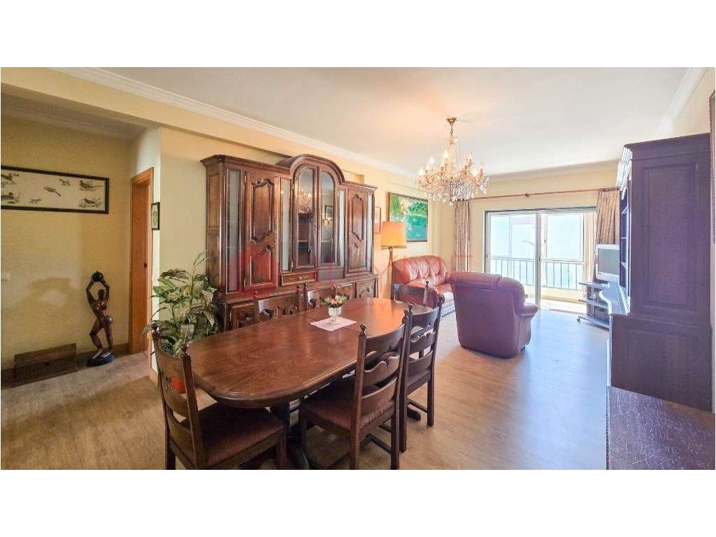 Apartamento T2 com Garagem no Centro de Quarteira a 500m da Praia - Grande imagem: 3/13