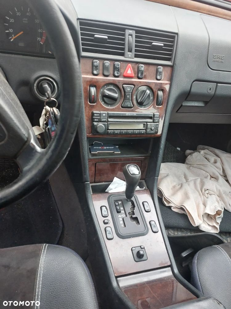 Mercedes 202 z 1997r.  na części  koła lusterko klapa fotel belka błotnik - 7