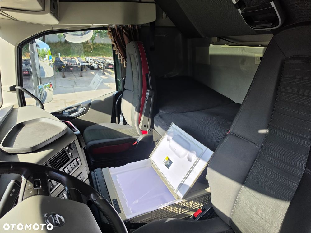 Volvo FH460 I SAVE / CARRIER 900/ KABINA SYPIALNA / CHŁODNIA KWIATOWA / SUPER STAN / 3 OŚ SKRĘTNA  / EURO 6 /SERWIS VOLVO / KONTENER KWIATOWY / - 28