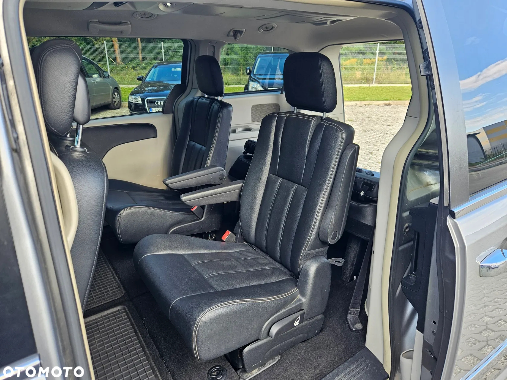 Chrysler Town & Country - 9