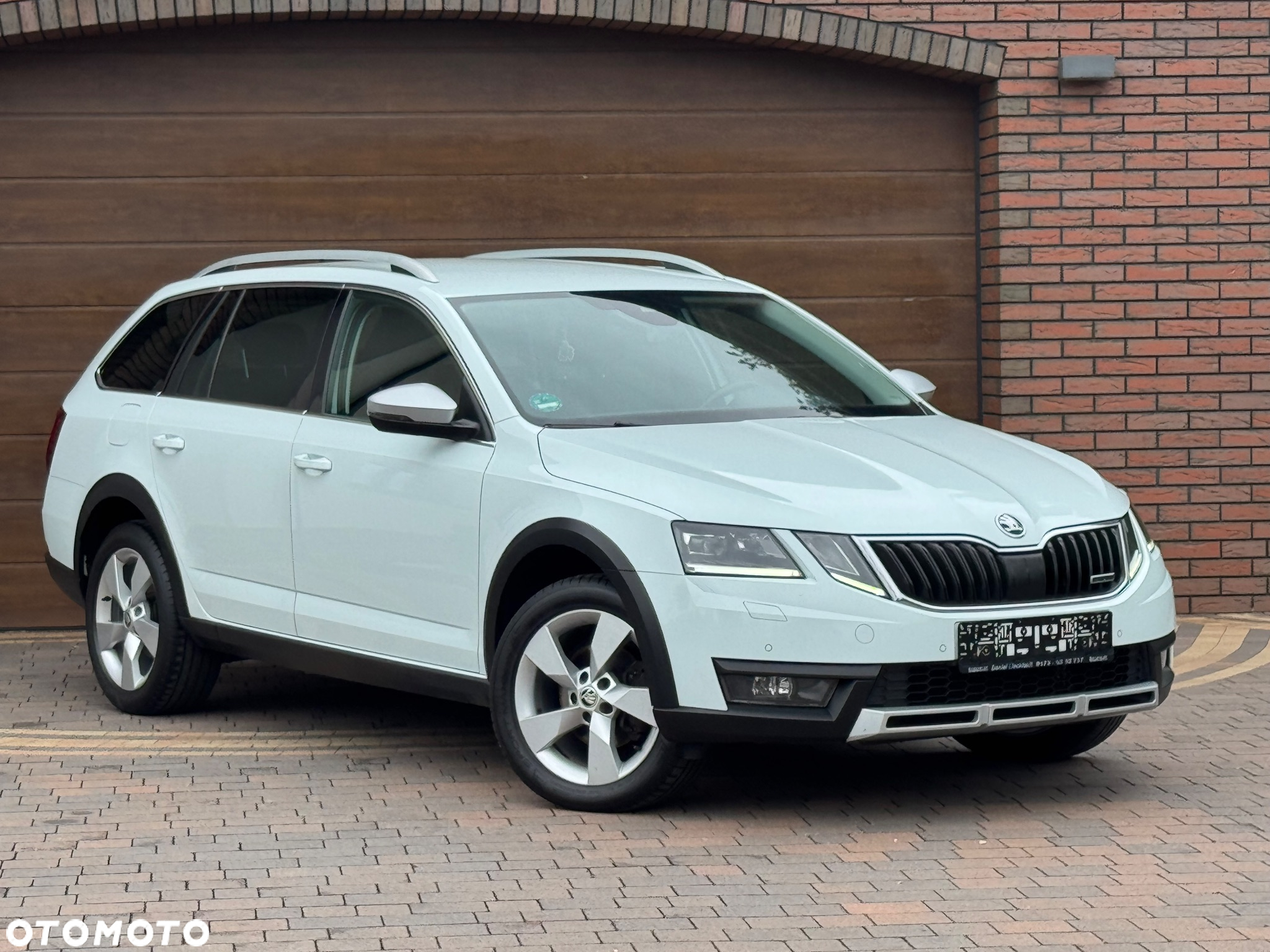 Skoda Octavia Combi 2.0 TDI DSG 4x4 Scout - 22