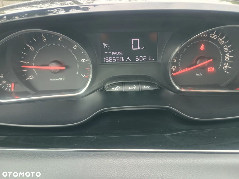 Peugeot 208 - 10