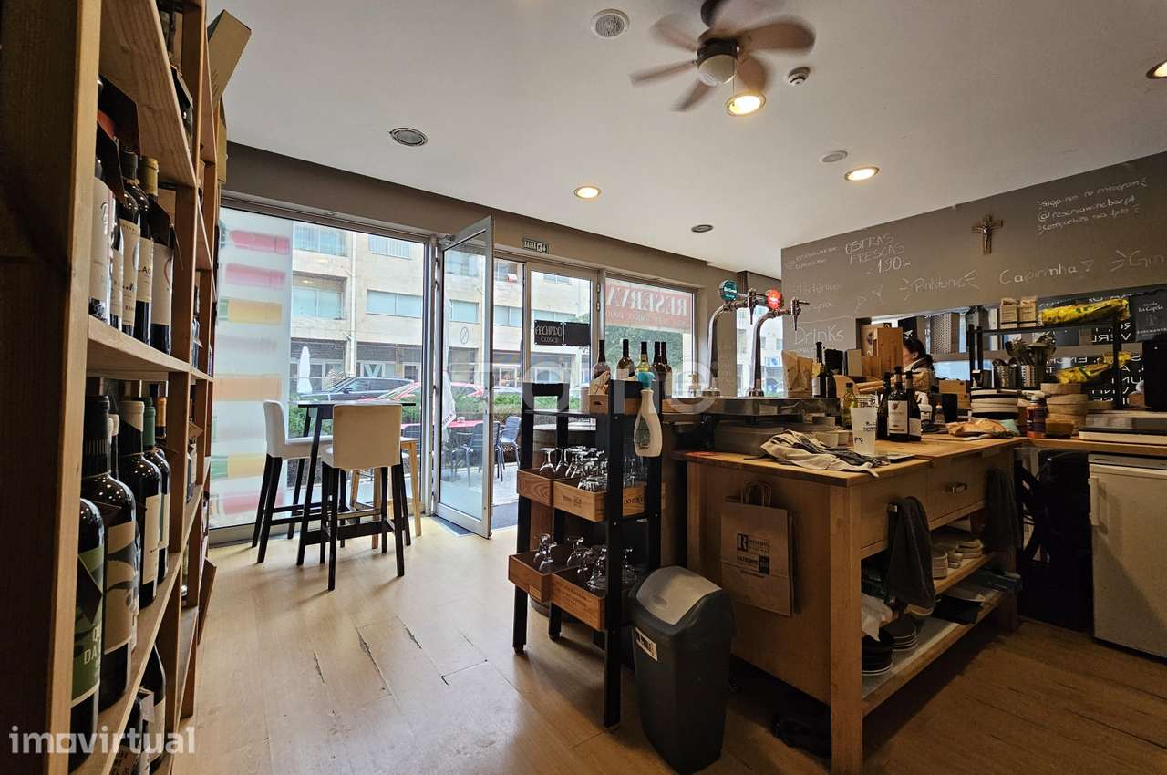 Espaço Comercial com Montra e Acesso Direto à Rua - Matosinhos - Grande imagem: 4/23