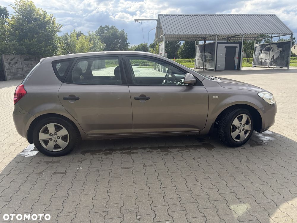 Kia Ceed - 4