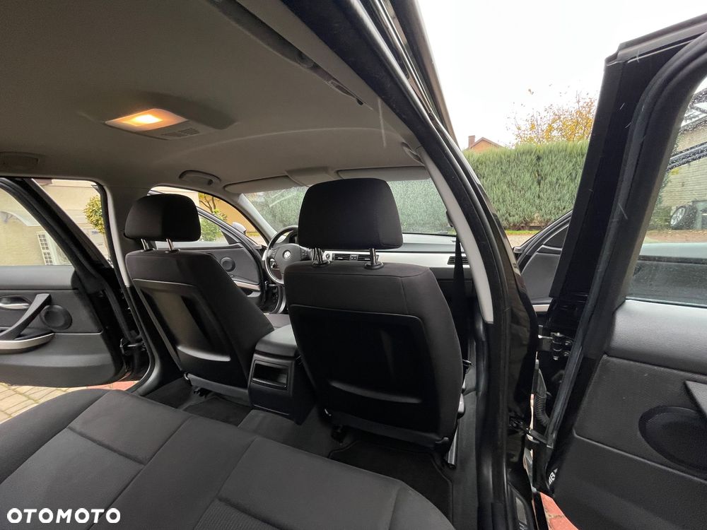 BMW Seria 3 318i Touring - 33