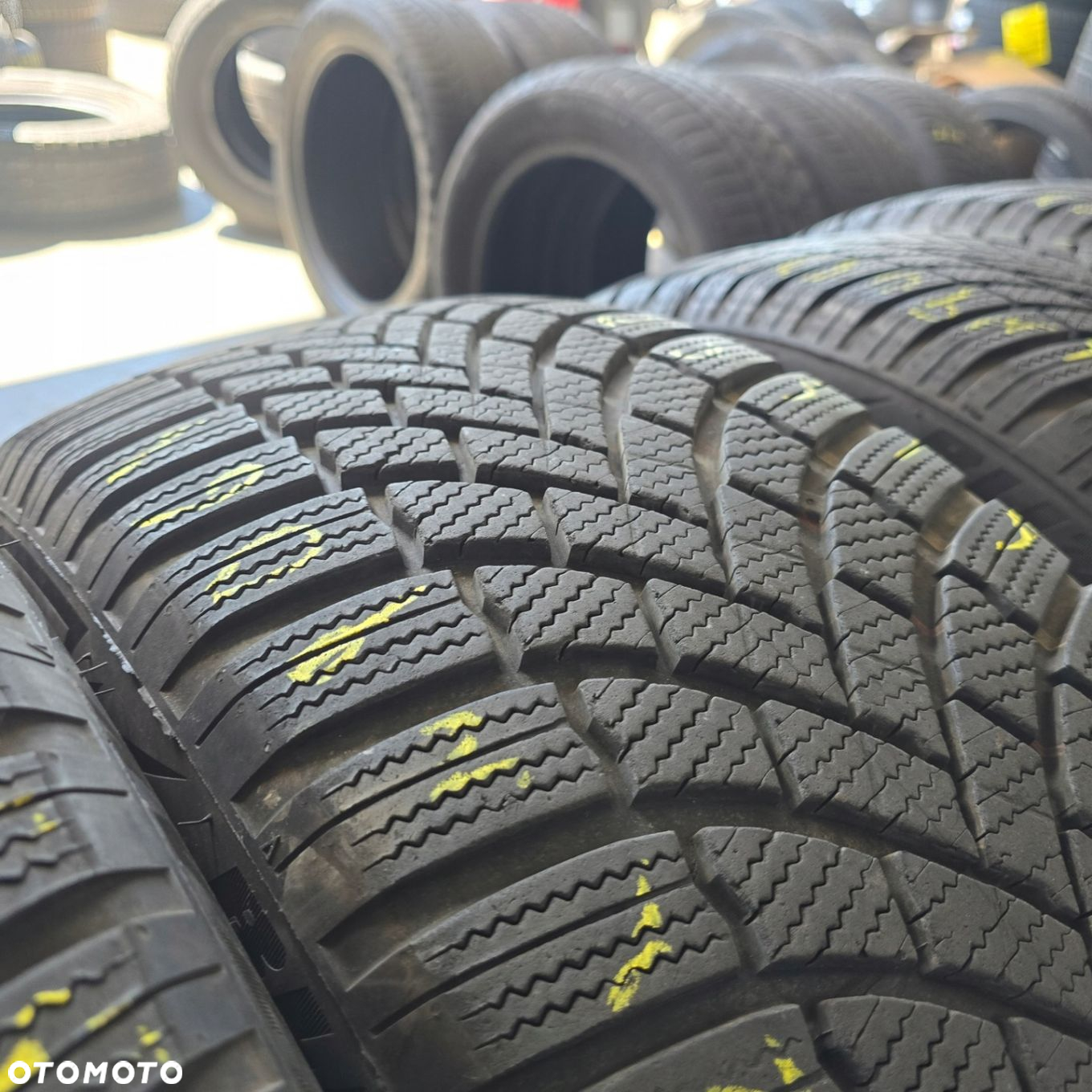 BRIDGESTONE BLIZZAK LM005 255/50R19 103T 235/55R19 101T 4X - 4