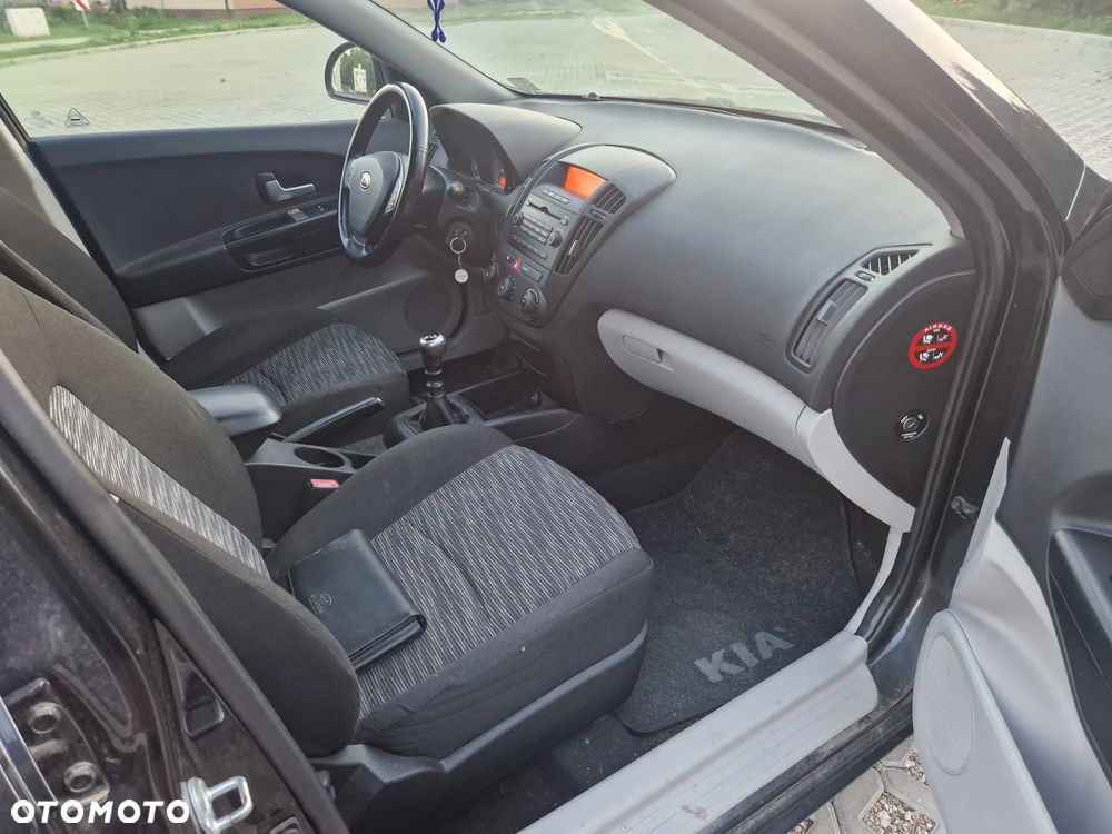 Kia Ceed - 11